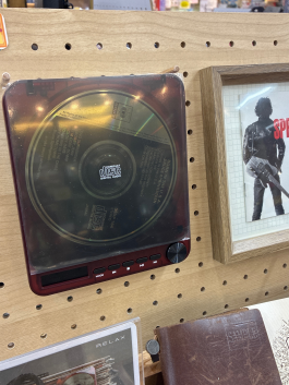 思い出の音楽を再生するCDプレイヤー